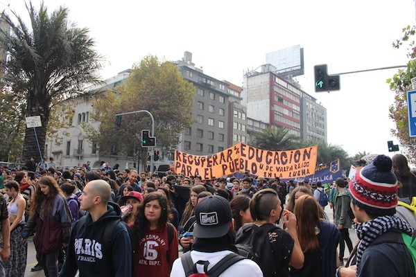 Miles de estudiantes marchan a lo largo de todo el país exigiendo el fin del CAE y la condonación de las deudas